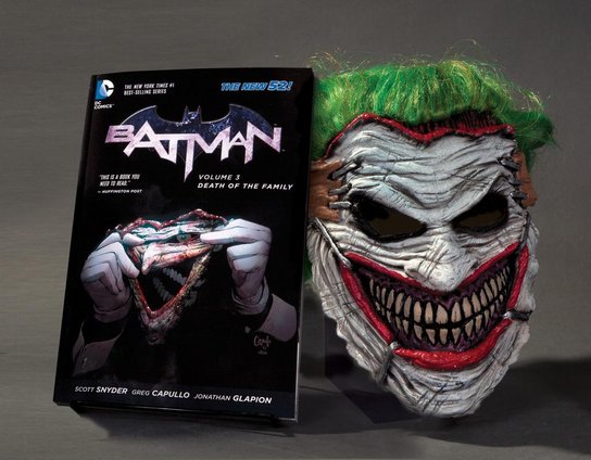 Batman: Death of the Family. Book and Joker Mask Set