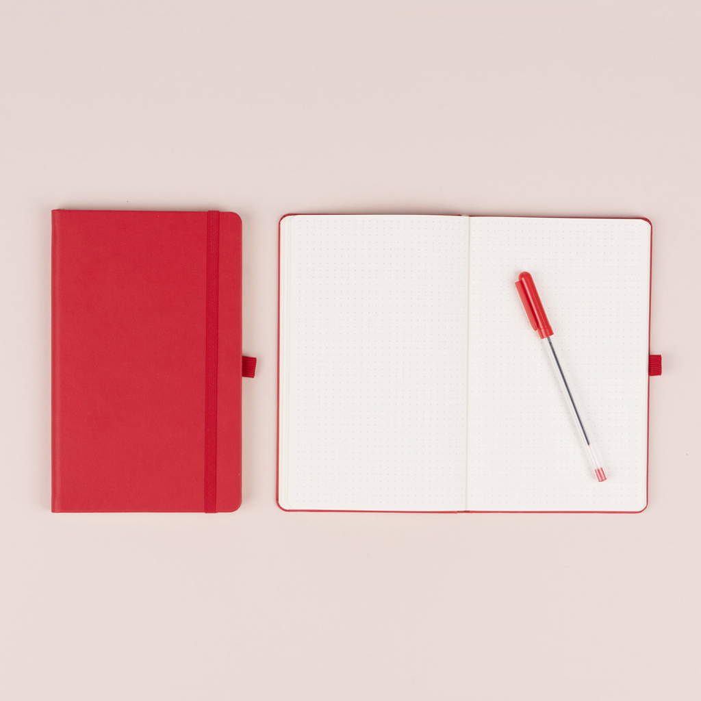 Notes červený tečkovaný 13 × 21 cm