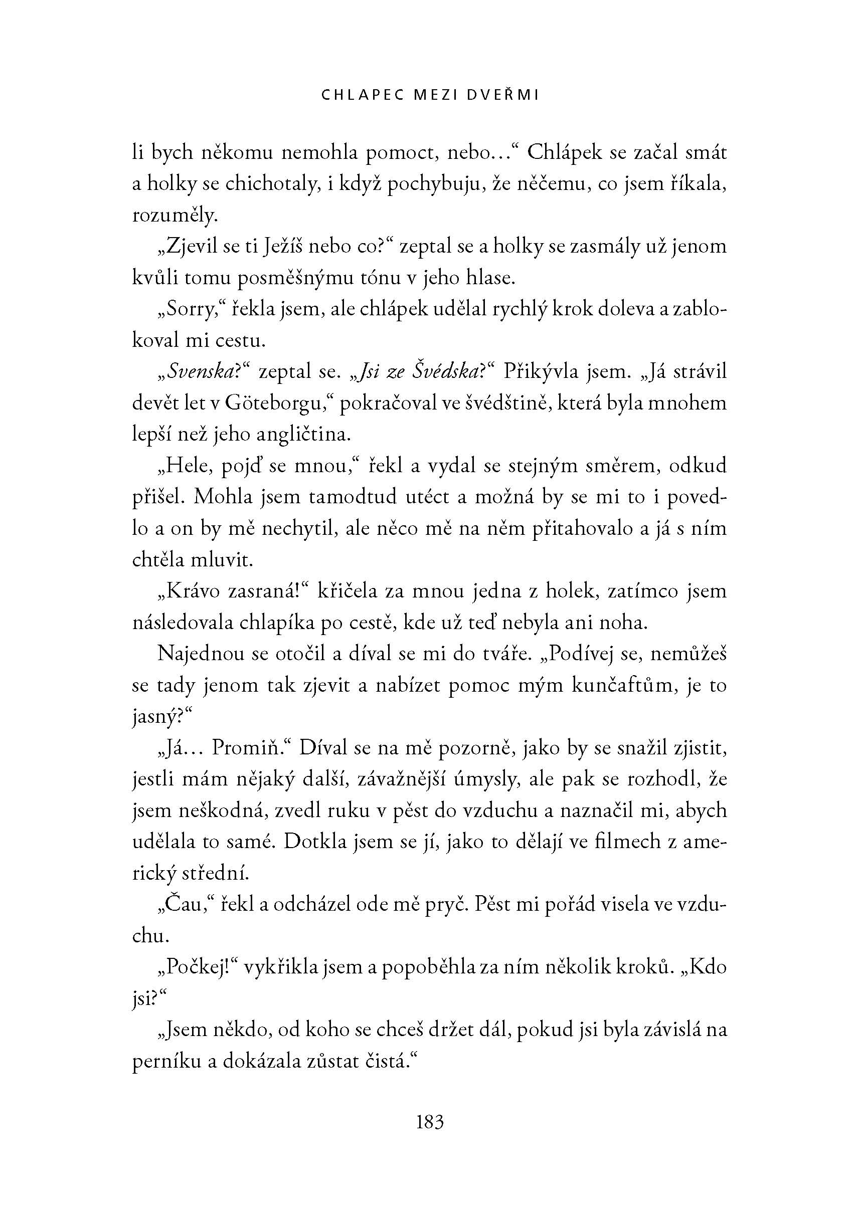 Chlapec mezi dveřmi