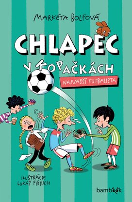 Chlapec v kopačkách